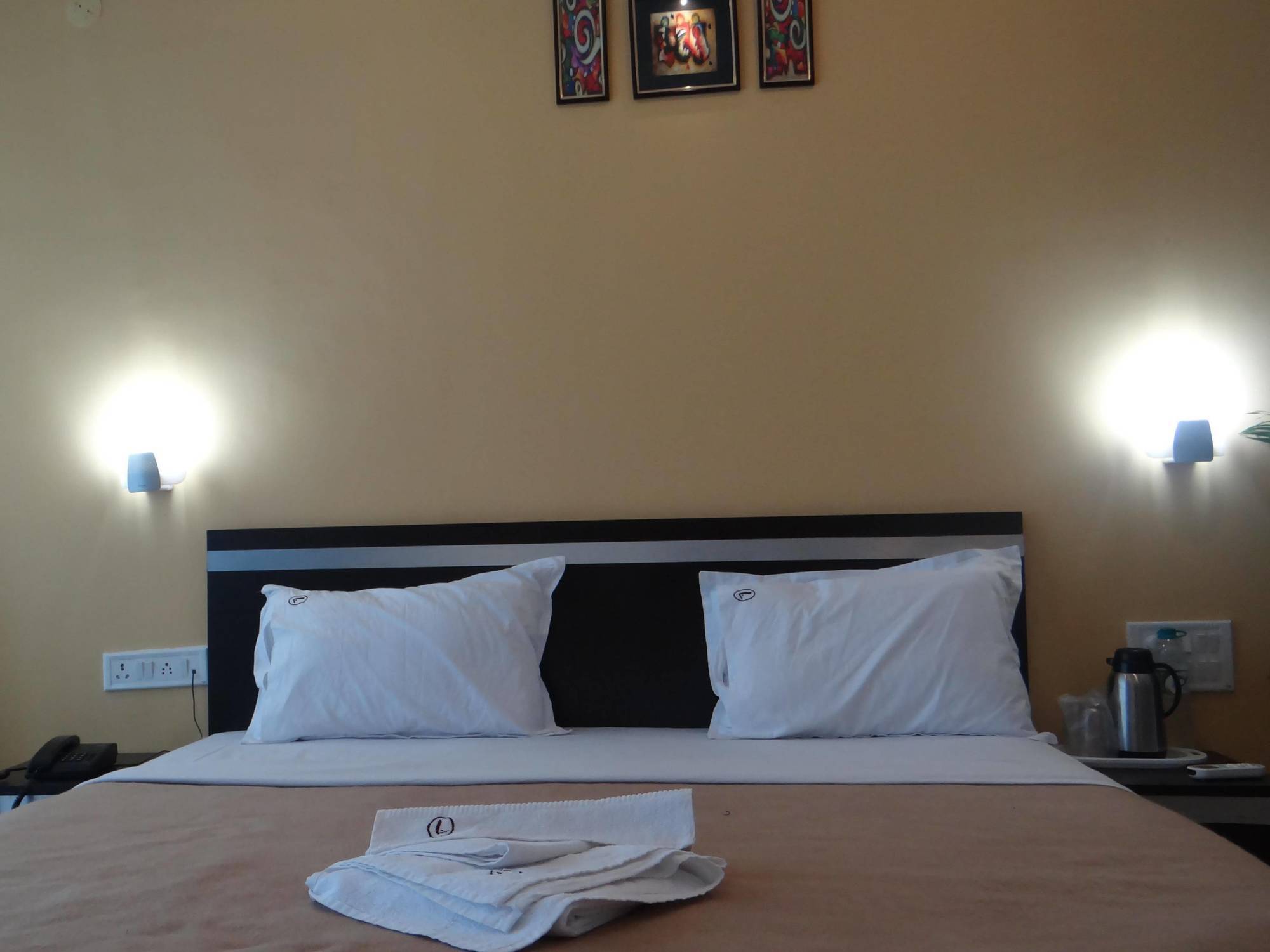 Linear Inn Indore Esterno foto